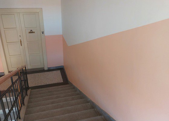 Výmalba schodiště domu, drobná oprava omítek