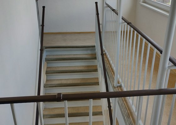 Oprava a nátěr schodišťových stupňů a lemů schodiště, nátěr zábradlí, krytů stoupaček a elektro skříní JOP